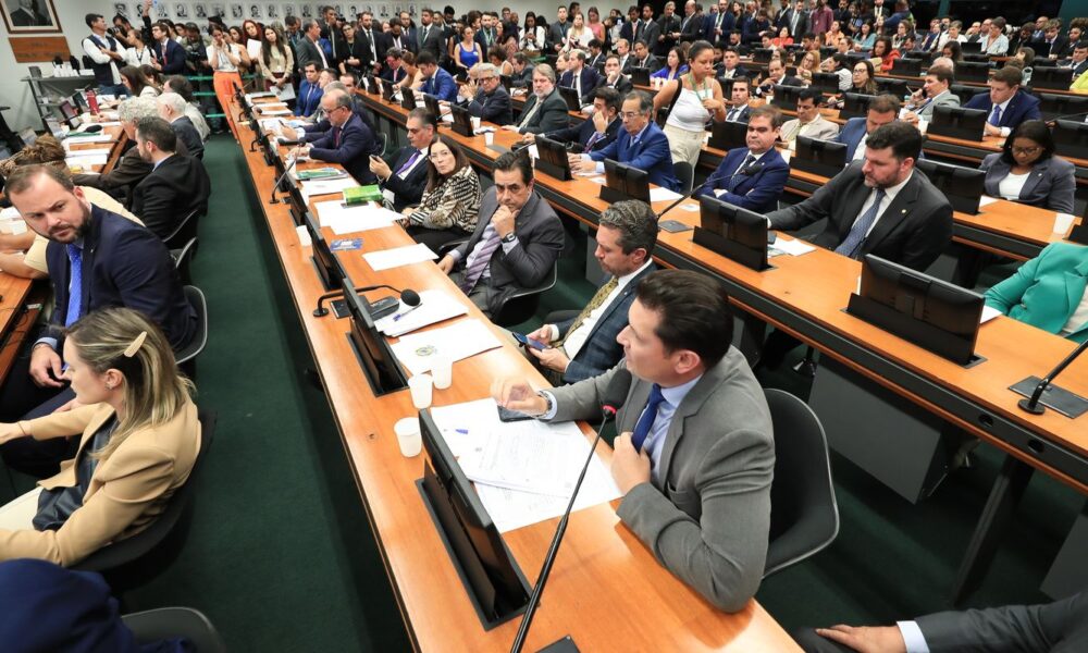 CCJ da Câmara retoma análise do fim da escala 6x1 nesta quarta