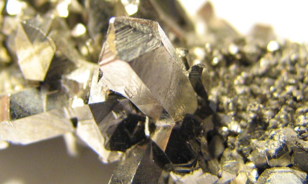 Brasil tem "vazio estratégico" em minerais críticos, diz especialista