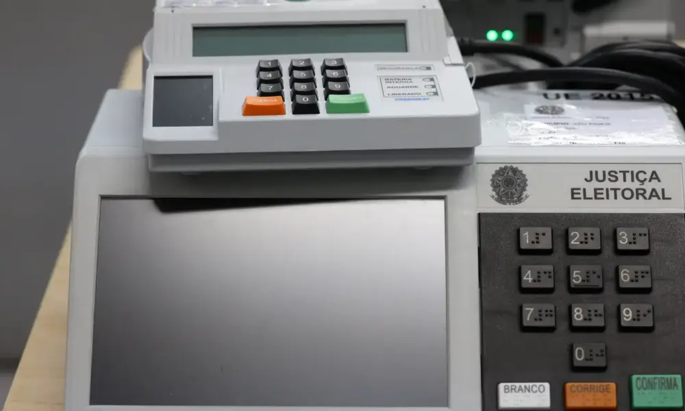 Pesquisa aponta que fake news sobre eleições miram urnas eletrônicas