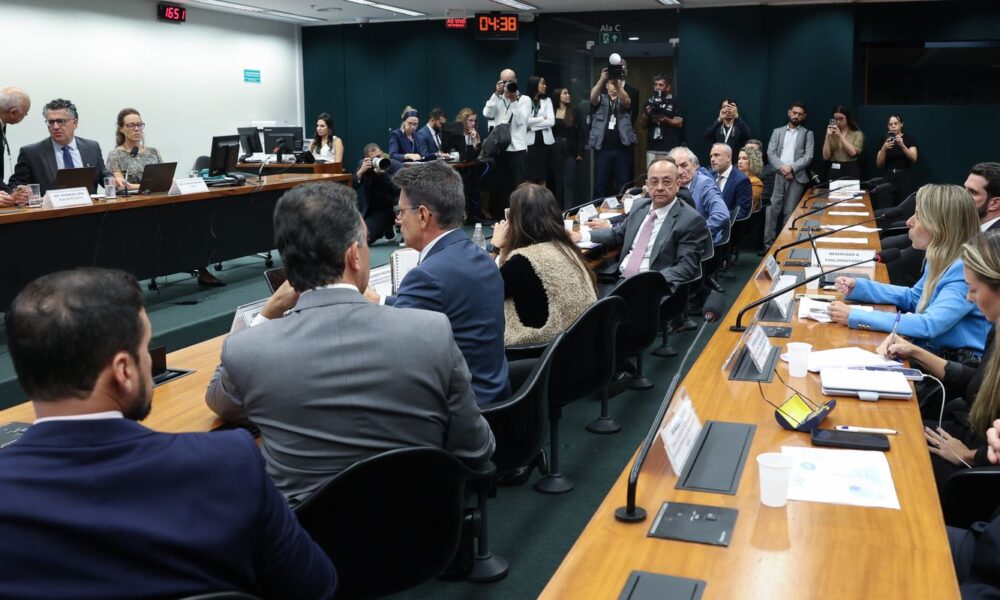 Pedido de vista adia votação da PEC do fim da escala 6X1