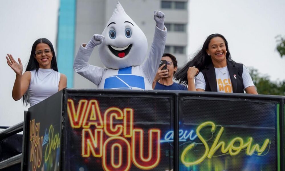 Vacina contra Influenza será liberada para toda população do estado a partir de 1º de junho - Zé Gotinha e equipe da saúde em trio elétrio pela cidade