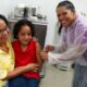 Goiânia e Aparecida antecipam ampliação da vacinação contra gripe - criança no colo da mãe recebendo vacina