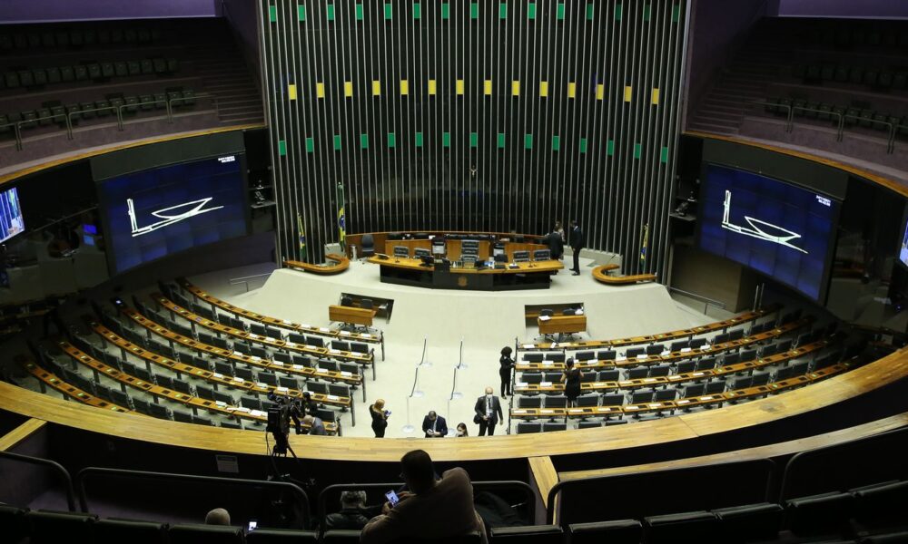 Saiba como votaram os deputados na PEC que acaba com a escala 6x1