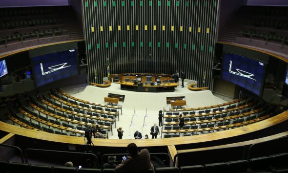 Saiba como votaram os deputados na PEC que acaba com a escala 6x1