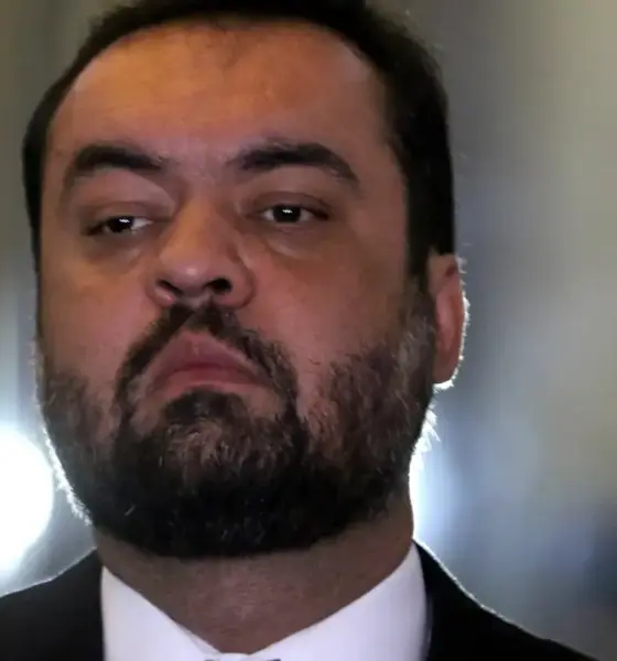 Castro desiste de candidatura ao Senado após ser alvo de ações da PF