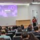 O Hospital Estadual de Urgências Governador Otávio Lage de Siqueira (Hugol) inaugurou, nesta quinta-feira (28/05), sua Sala Lilás, espaço destinado ao acolhimento e apoio de mulheres vítimas de violência. A iniciativa tem como objetivo fortalecer a assistência humanizada e garantir um atendimento mais seguro, reservado e acolhedor às vítimas atendidas. A Sala Lilás foi estruturada para oferecer privacidade, escuta qualificada e suporte durante o atendimento multiprofissional. O ambiente também poderá ser utilizado em atendimentos que que também envolvam crianças e adolescentes em situação de vulnerabilidade. O evento reuniu 168 profissionais do hospital, entre equipes assistenciais, multiprofissionais e setores estratégicos, reforçando a importância da qualificação contínua para o atendimento humanizado e identificação precoce de situações de violência. A inauguração contou com palestra voltada aos profissionais, ministrada pela coordenadora-geral dos Ciclos de Vida e Violências na Superintendência de Políticas e Atenção Integral à Saúde da Secretaria da Saúde de Goiás, Lígia da Fonseca Bernardes. Ela abordou temas relacionados ao enfrentamento da violência contra a mulher, incluindo: fluxo de atendimento dos casos; violência de gênero; Lei Maria da Penha; tipos de violência; ciclo da violência; identificação de sinais de abuso e vulnerabilidade. Capacitção das equipes Segundo Lígia, a capacitação das equipes de saúde é fundamental para garantir acolhimento adequado às vítimas. “Os profissionais da saúde têm papel essencial na identificação precoce dos sinais de violência e no acolhimento humanizado dessas mulheres”. “Muitas vezes, o hospital é a primeira porta de apoio procurada pela vítima, e estar preparado para esse atendimento pode fazer toda a diferença no rompimento do ciclo da violência”, destacou. Sala Lilás – avanço no cuidado De acordo com a supervisora multiprofissional do Hugol, Gabriela Vieira, a implantação da Sala Lilás representa um avanço importante no cuidado às vítimas em situação de vulnerabilidade. “A criação desse espaço fortalece o acolhimento humanizado dentro da unidade e proporciona mais segurança, privacidade e suporte emocional às pacientes atendidas. É um ambiente pensado para oferecer escuta qualificada e assistência integral”, afirmou. A criação da Sala Lilás integra as ações de fortalecimento das políticas de proteção e cuidado às vítimas de violência desenvolvidas pelo Hugol, promovendo um ambiente mais acolhedor e preparado para assistência integral aos pacientes em situação de vulnerabilidade. Além do acolhimento imediato, o espaço também busca contribuir para o encaminhamento adequado das vítimas à rede de apoio e proteção, fortalecendo o trabalho integrado entre saúde, assistência social e segurança pública. Saiba mais Sala Lilás do Hugol vai acolher mulheres vítimas de violência