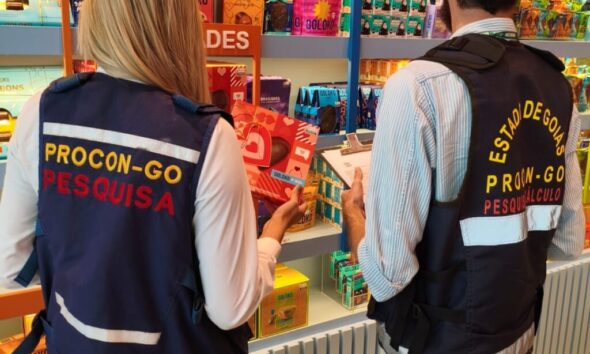 Dia dos Namorados: Procon Goiás encontra variação de até 260% no preço de um mesmo produto - Fiscais do Procon Goiás em perfumaria
