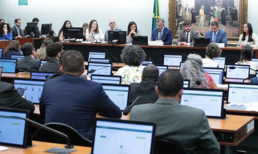 Deputados votam redução da maioridade penal em comissão  