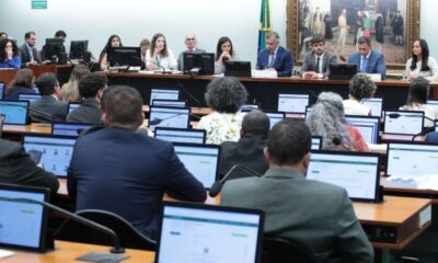 Deputados votam redução da maioridade penal em comissão  