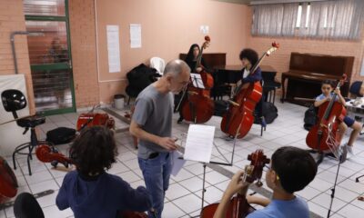 Escolas do Futuro de Goiás abrem mais de 240 vagas para formação artística em Catalão e Trindade - professor e alunos em aulas de música