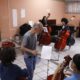 Escolas do Futuro de Goiás abrem mais de 240 vagas para formação artística em Catalão e Trindade - professor e alunos em aulas de música