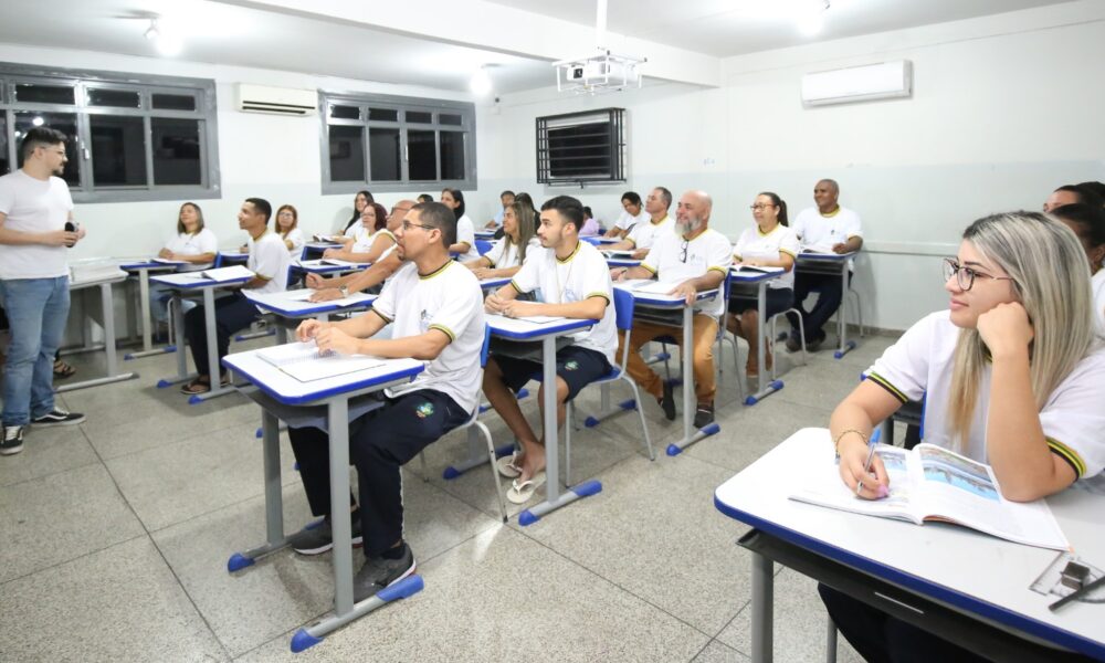 Matrículas para EJA poderão ser feitas a partir do próximo dia 22 - professor e alunos em sala de aula da EJA