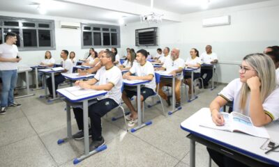Matrículas para EJA poderão ser feitas a partir do próximo dia 22 - professor e alunos em sala de aula da EJA