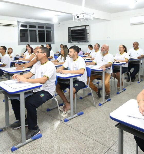 Matrículas para EJA poderão ser feitas a partir do próximo dia 22 - professor e alunos em sala de aula da EJA