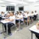 Matrículas para EJA poderão ser feitas a partir do próximo dia 22 - professor e alunos em sala de aula da EJA