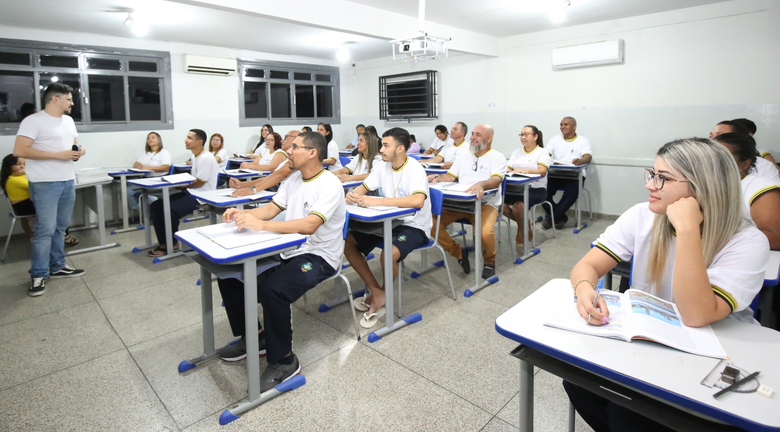 Matrículas para EJA poderão ser feitas a partir do próximo dia 22 - professor e alunos em sala de aula da EJA