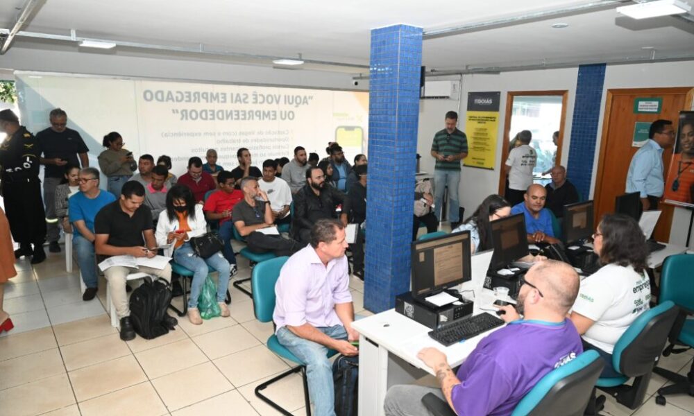 Vagas para jovem aprendiz: feirão oferece mais de mil oportunidades em Goiânia - Pessoas aguardando atendimento em edições anteriores do Feirã ode Empregos