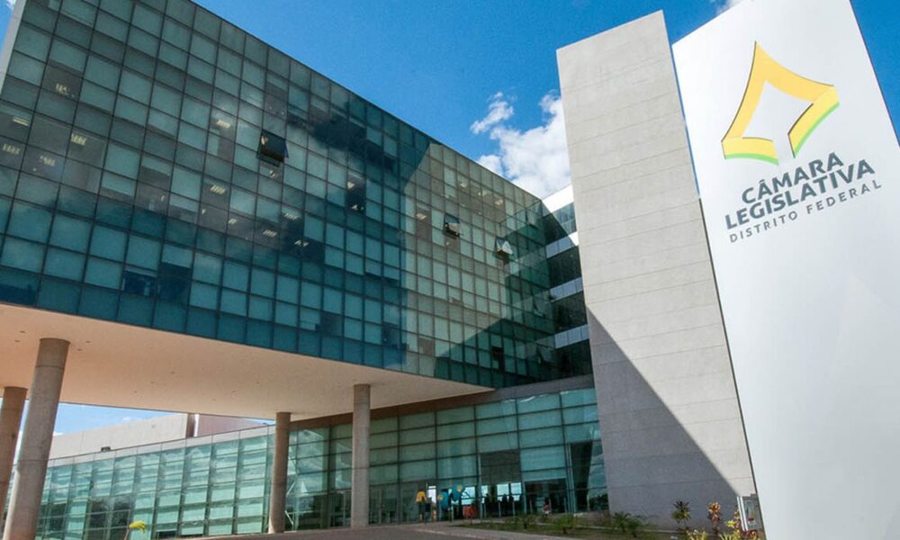 Deputados distritais extinguem jornada 6x1 de terceirizados