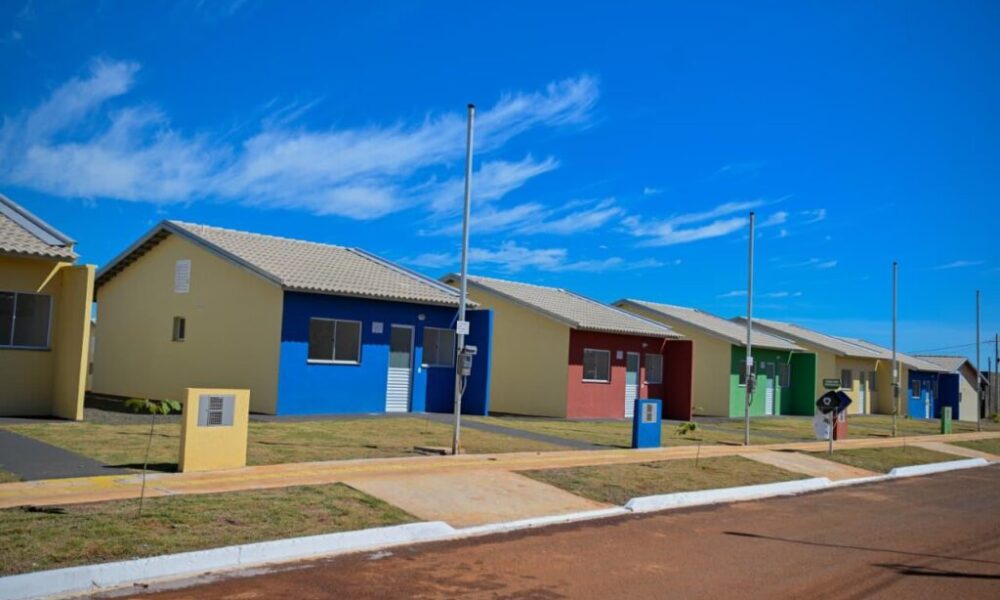 Governo entrega obras e moradias no Sudoeste goiano - Casas enfileiradas com paredes frontais externas coloridas