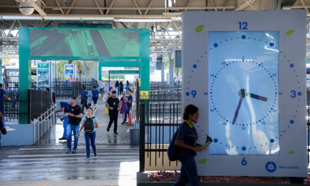 Romaria de Trindade terá transporte coletivo reforçado e 24 horas - pessoas transitando por terminal