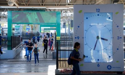 Romaria de Trindade terá transporte coletivo reforçado e 24 horas - pessoas transitando por terminal
