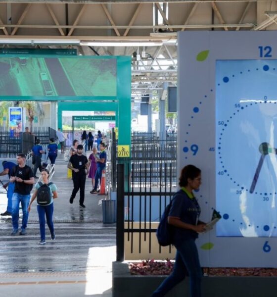 Romaria de Trindade terá transporte coletivo reforçado e 24 horas - pessoas transitando por terminal