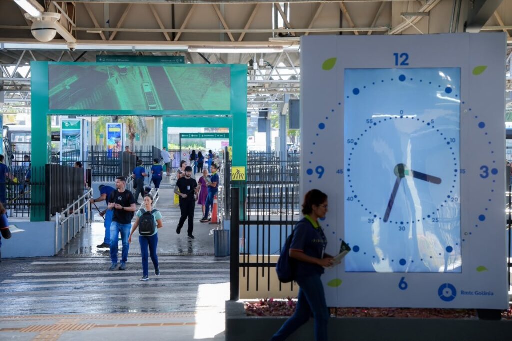 Romaria de Trindade terá transporte coletivo reforçado e 24 horas - pessoas transitando por terminal