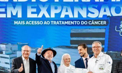 Lula entrega aparelhos de radioterapia em São Paulo