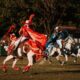 Cavalhadas de Crixás preservam tradição centenária em Goiás - encenação da batalha entre mouros e cristãos - cavaleiros em cavalos brancos e vestindo trajes nas cores azul e vermelha