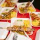 Governo de Goiás está com inscrições abertas para a Vila Gastronômica do Natal do Bem 2026 - mesa posta com quatro pratinhos de jantinha