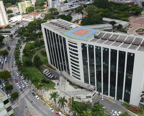 Governo de Goiás antecipa pagamento dos servidores - Palácio Pedro Ludovico em panorâmica plongée durante o dia