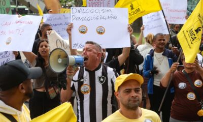 Camelôs protestam contra programa da prefeitura no Rio