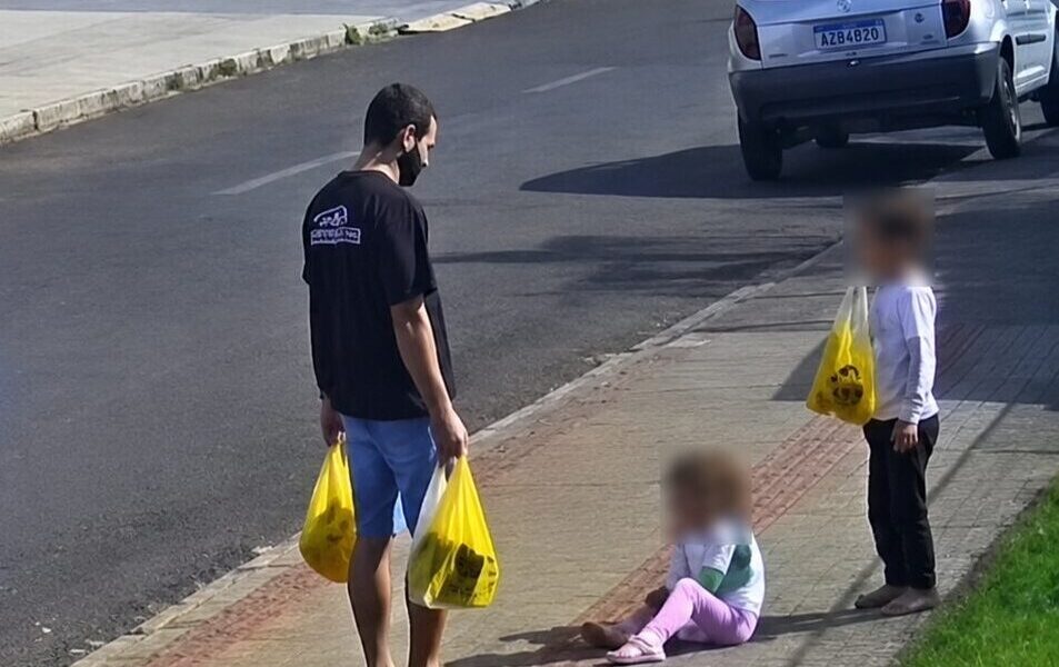 Vídeo mostra homem chutando filha de 3 anos e caso mobiliza investigação no Paraná