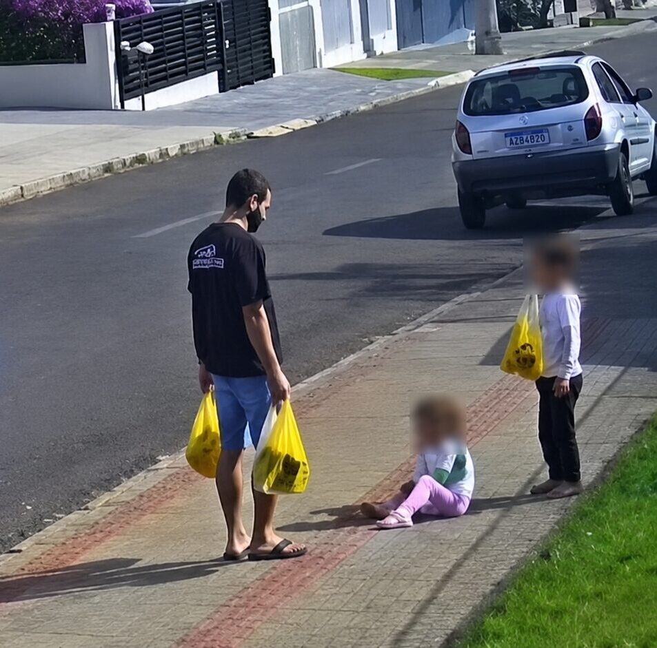 Vídeo mostra homem chutando filha de 3 anos e caso mobiliza investigação no Paraná