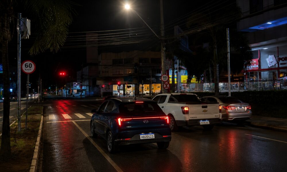 Pode avançar o sinal vermelho em Goiânia? Veja os horários e as regras