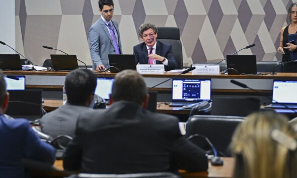 Ajustes no texto adiam votação da MP da "taxa das blusinhas"