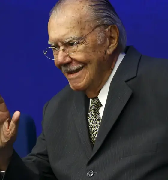 Sarney é internado no Sírio-Libanês para tratar pneumonia