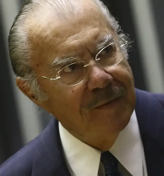 Ex-presidente José Sarney segue internado em hospital de São Paulo